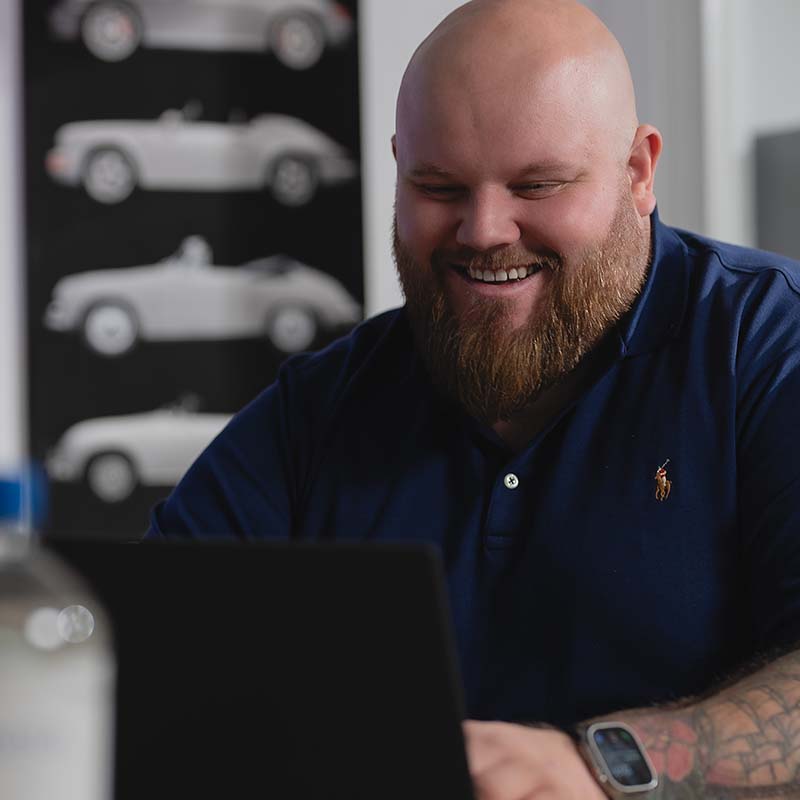 Der CEO von Global Cyber Circle Fabian Flock sitzt vor seinem Laptop.